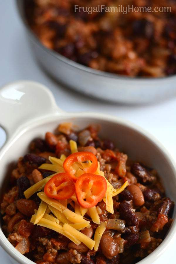 An easy skillet chili recipe that quick to prepare. It can be made with ground beef or make it vegetarian either way it’s a simple, easy and inexpensive meal.