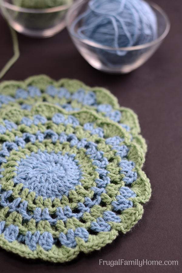 Make your own easy DIY crochet potholders. These are quick and easy to make with this double thick crochet potholder pattern. Be sure to watch the video tutorial too.