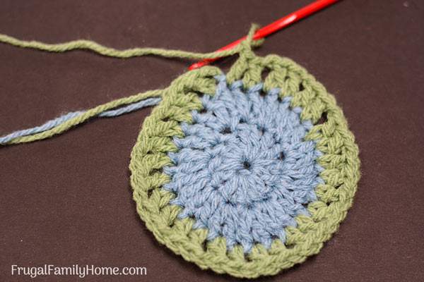 Make your own easy DIY crochet potholders. These are quick and easy to make with this double thick crochet potholder pattern. Be sure to watch the video tutorial too.