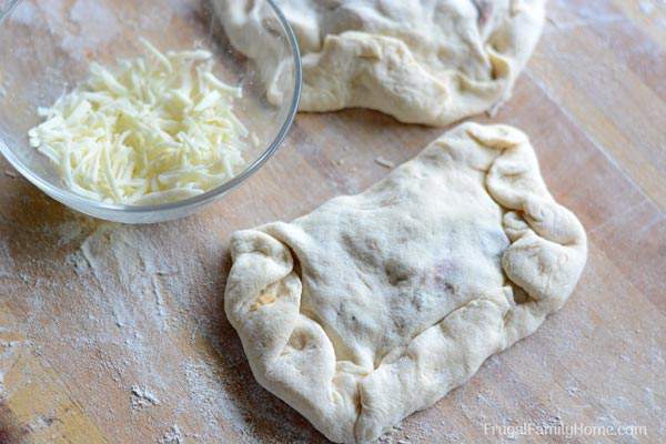 Quick and Easy Waffle Pizza, when it’s too hot to bake pizza we make pizza in the waffle iron. These pizza pockets turn out crisp and melty, just perfect for a quick and fun pizza dinner or lunch.