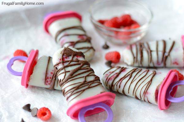Raspberry Cream Popsicles, these popsicles make a healthy summer dessert for everyone. It’s a super easy recipe with only 3 ingredients needed. You can use coconut milk to make them dairy free too. 