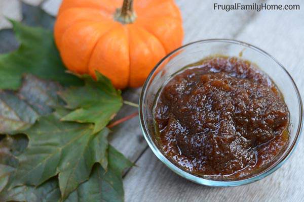 How to Make Pumpkin Butter, this is a simple recipe for from scratch pumpkin butter that can be made in about 20 minutes. Plus you’ll find 8 uses for your yummy pumpkin butter too.