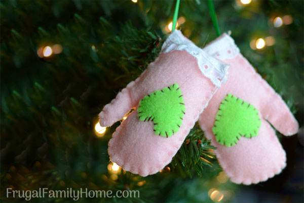 Easy homemade Christmas tree ornaments, make your own diy handmade Christmas tree ornaments with these easy ideas. Get your kids to help you make these cute Christmas tree ornaments for your own Christmas tree.