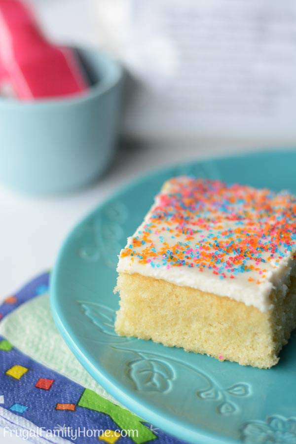 Easy homemade vanilla cake mix from scratch, this is an easy diy vanilla cake mix. It makes the best most moist cake ever. Grab the printable recipe and the printable labels too.