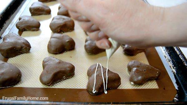 Drizzling white chocolate on the raspberry cream chocolates