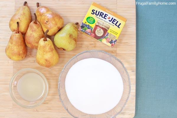 The ingredients needed to make pear freezer jam