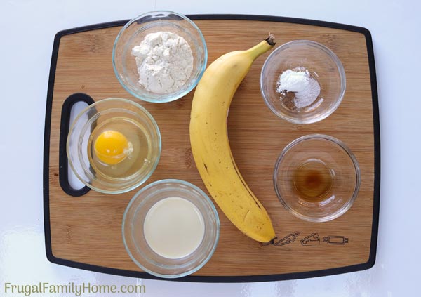 The ingredients needed to make these easy banana pancakes