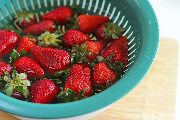 soaking the strawberries to keep them longer